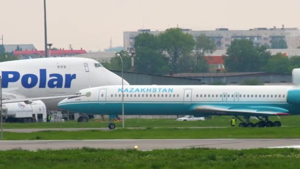 Kazajstán Tupolev 154 taxiing — Vídeo de stock