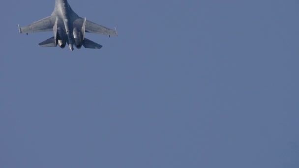 Equipo acrobático de halcones rusos, caza de defensa aérea Sukhoi-35 — Vídeo de stock