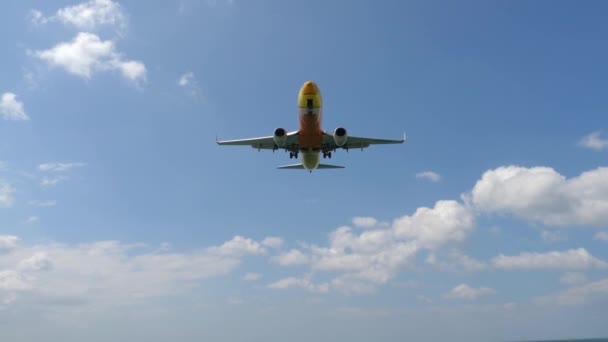 NOK Air Boeing 737 in avvicinamento sull'oceano — Video Stock