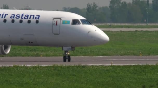 Luftbromsning med Astana Embraer — Stockvideo