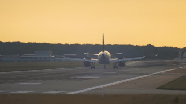 Avião aterrissando no início da manhã — Vídeo de Stock