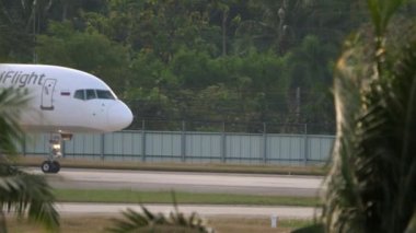 Boeing 757 inişten sonra kalkıyor.