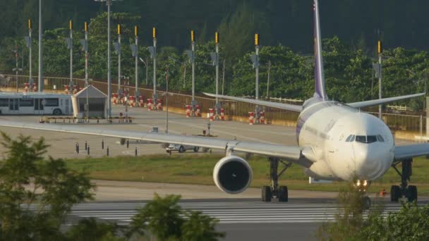 Airbus A330 gire la pista antes de la salida — Vídeos de Stock