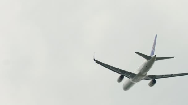 Flygplan avgång från Almaty flygplats vid regnigt väder — Stockvideo