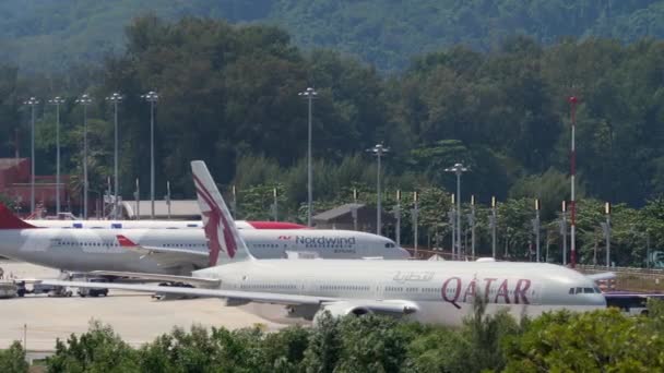 プーケット国際空港の飛行機 — ストック動画