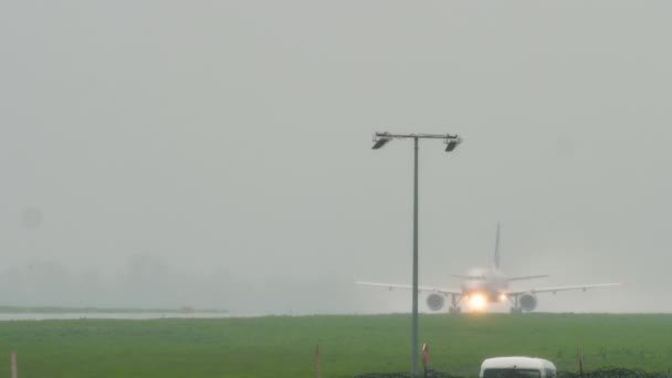 Salida del avión bajo la lluvia — Vídeo de stock