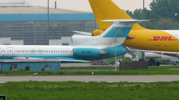 Kazachstán Tupolev 154 pojíždění — Stock video