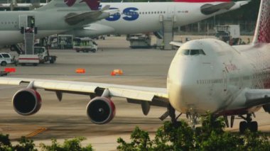 Uçak kalkıştan önce kalkıyor.