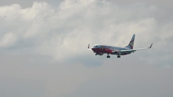 Boeing 737 приближается перед посадкой — стоковое видео