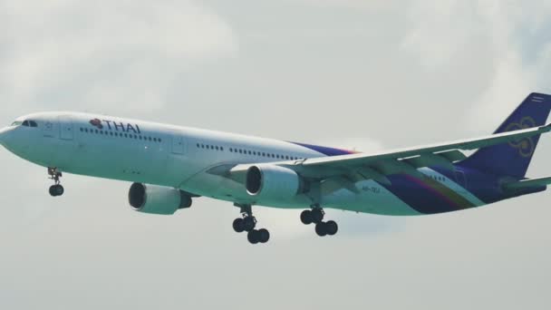 Thai Airways Airbus A330 närmar sig före landning — Stockvideo