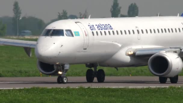 Aire Astana Embraer taxiing — Vídeo de stock