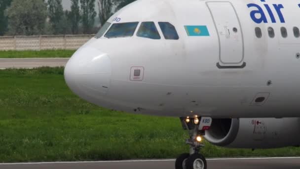 Air Astana Airbus A320 beim Rollen — Stockvideo