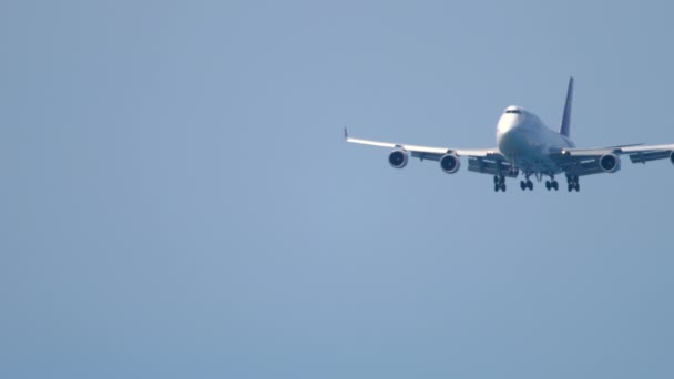 Приближается самолет Boeing 747 — стоковое видео