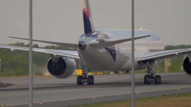 Dreamliner taxiing após o desembarque — Vídeo de Stock