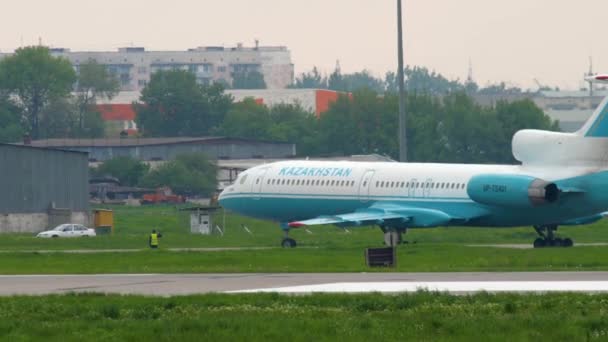 Kazajstán Tupolev 154 taxiing — Vídeo de stock