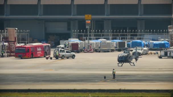 Toezichthouder ontmoet helikopter op de luchthaven — Stockvideo