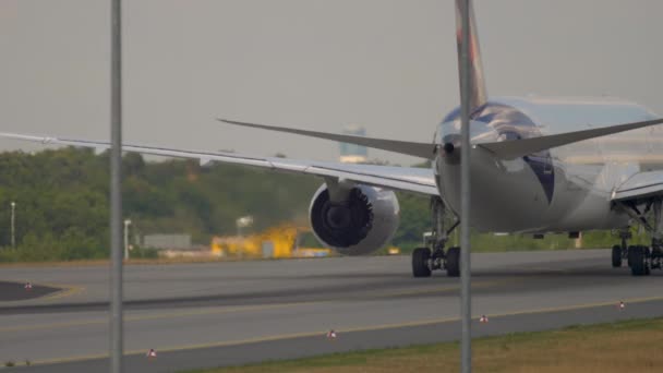 Taxi Dreamliner dopo l'atterraggio — Video Stock