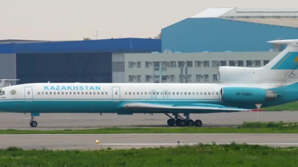 Kazakistan Tupolev 154 rullaggio — Video Stock