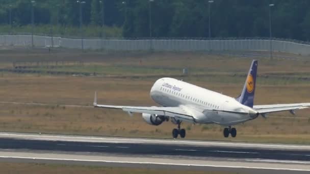 Lufthansa Embraer touchdown — Stock Video