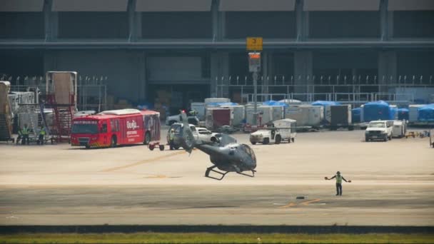 Denetmen helikopterle havaalanında buluşuyor. — Stok video