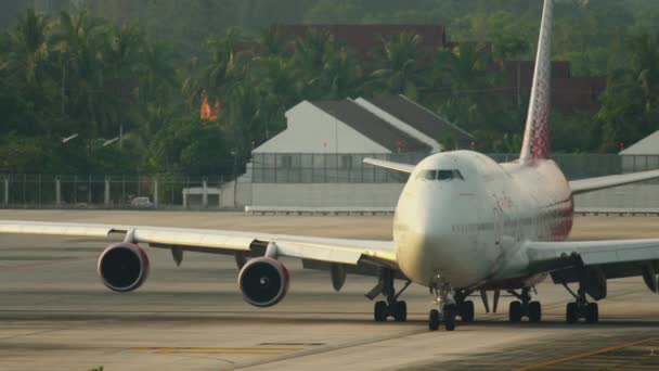 Airplane taxiing before departure — Stock Video