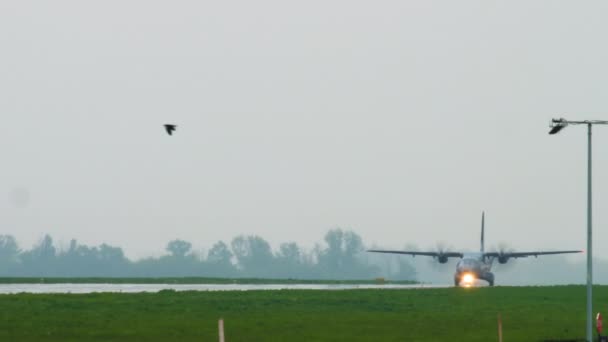 Aviones de transporte militar aterrizando con tiempo lluvioso — Vídeo de stock