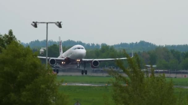 Vlieg Arystan Airbus 320 landing — Stockvideo