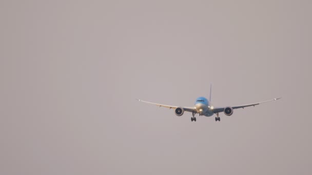 Приближается Boeing 787 Dreamliner — стоковое видео