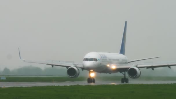 Air Astana Boeing 757 se ralentiza después de aterrizar con tiempo lluvioso — Vídeos de Stock