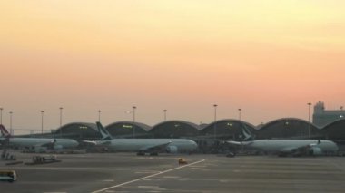 Chek Kap Kok Hong Kong Uluslararası Havaalanında günbatımı