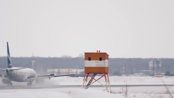 Yakutia Airlines Boeing 737 landing — стокове відео