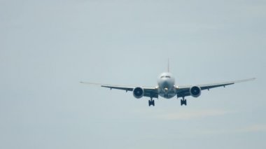 Geniş gövdeli uçak yaklaşıyor.