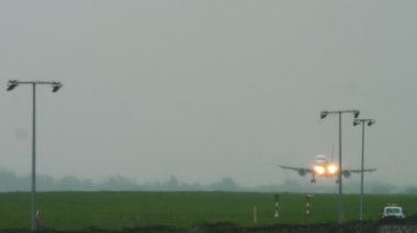 Yağmurlu Hava 'ya Jet Uçak İndi