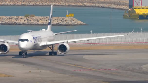 Avión a su vez pista antes de la salida del aeropuerto internacional, Hong Kong — Vídeo de stock