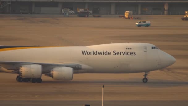 Letecká nákladní loď pojíždí poblíž nákladního terminálu — Stock video