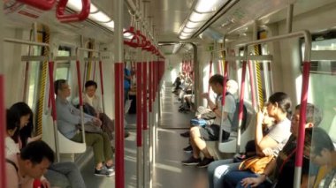 Hong Kong 'da bir trende yolcular.