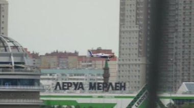Kızıl Boğa uçağına meydan okuyor.