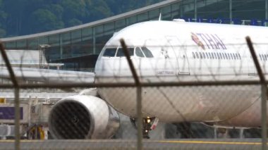 Uçak kalkmadan önce piste dönün.