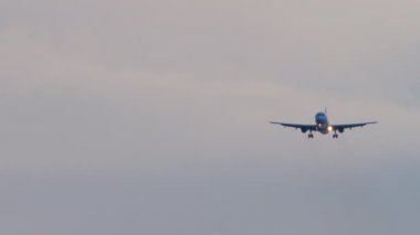 Okyanus üzerinden yaklaşan uçak.