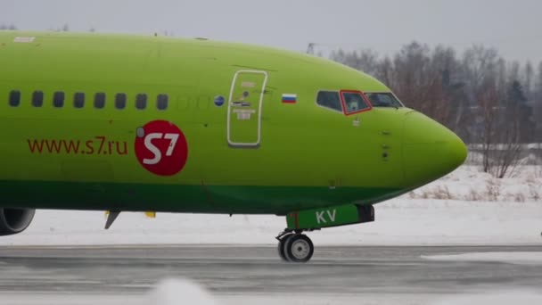 Boeing 737 rodaje antes de la salida — Vídeos de Stock