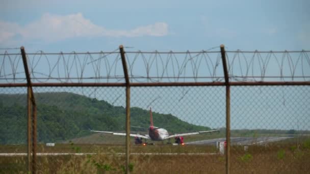 Landning med Airbus A330 vid Phuket — Stockvideo