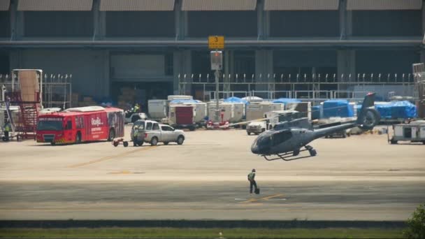 Handledare möter helikopter på flygplatsen — Stockvideo