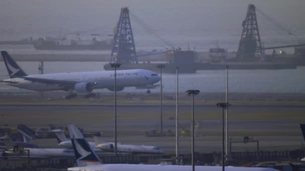 Boeing 777 landar på Hongkongs internationella flygplats — Stockvideo