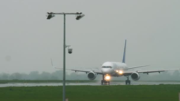 Boeing 757 der Air Astana nach Landung bei Regenwetter langsamer — Stockvideo