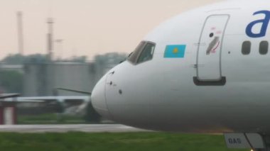 Hava Astana Boeing 757 yağmurlu havada indikten sonra yavaşlıyor