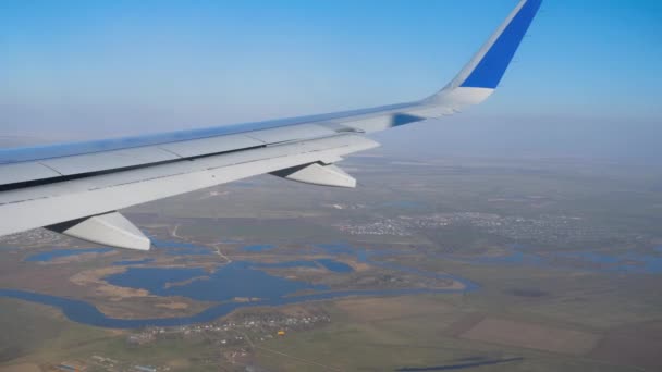 降下中の飛行機からの航空ビュー — ストック動画