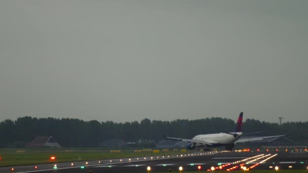 Airbus A330 taxiação de aviões — Vídeo de Stock