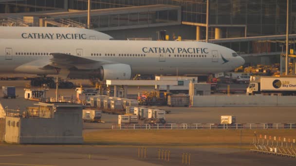 Boeing 777 в аэропорту Гонконга — стоковое видео