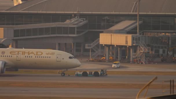 Etihad波音787梦幻客机拖曳 — 图库视频影像