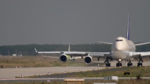 Avião de carga taxiing em Frankfurt — Vídeo de Stock
